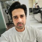 Avinash Sachdev Instagram - Ab aaya roop nikhar ke! 🤣 How many of you get this line? 😃 Hairdo final result ➡️ swipe right to see the difference. #ihatesalons #karnatopadega
