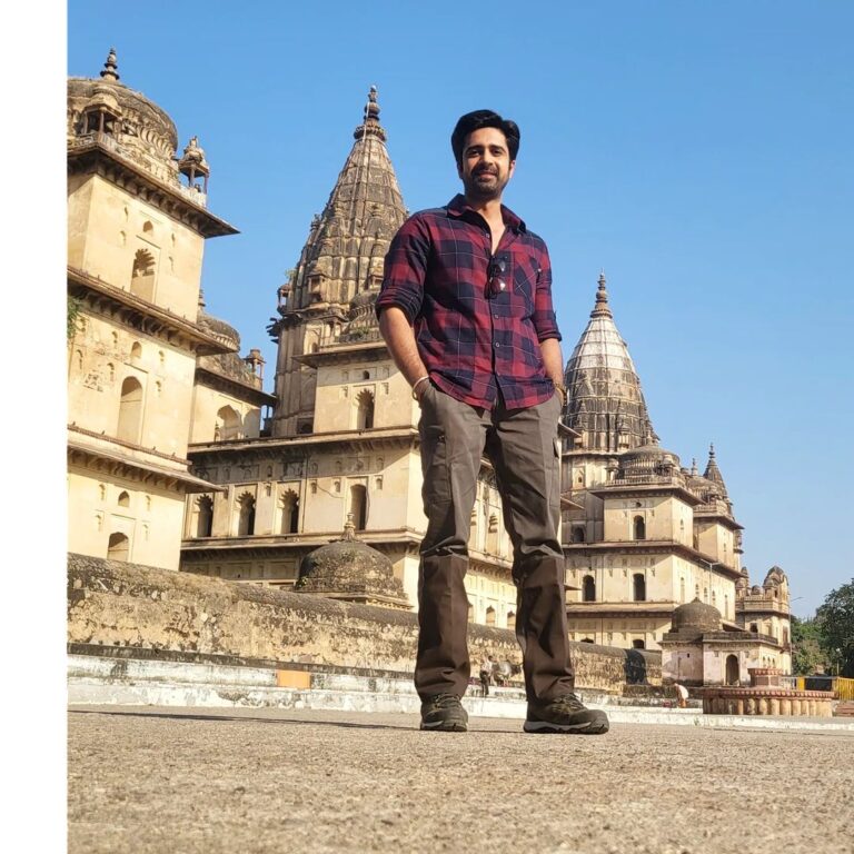 Avinash Sachdev Instagram - The most difficult and the most amazingly adventurous shoot of my life with mind blasting facts about earth and human evolution. 10 cities 2300 kms by road, featuring a new landscape everyday. Without the fun loving crew it wouldn't have been possible for all of us to survive this thrilling shoot, where we experienced surprises everyday specially in the remote areas. So my first ever experience in anchoring was indeed a special one, and thanks to madhyaprdesh tourism and geological survey of india where i could witness the story behind 'the big bang theory'. Waiting for this one to release soon... 😊🙏 #shukr #madhyapradeshtourism #gsi #thebigbangtheory