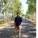 Avinash Sachdev Instagram - The most difficult and the most amazingly adventurous shoot of my life with mind blasting facts about earth and human evolution. 10 cities 2300 kms by road, featuring a new landscape everyday. Without the fun loving crew it wouldn't have been possible for all of us to survive this thrilling shoot, where we experienced surprises everyday specially in the remote areas. So my first ever experience in anchoring was indeed a special one, and thanks to madhyaprdesh tourism and geological survey of india where i could witness the story behind 'the big bang theory'. Waiting for this one to release soon... 😊🙏 #shukr #madhyapradeshtourism #gsi #thebigbangtheory
