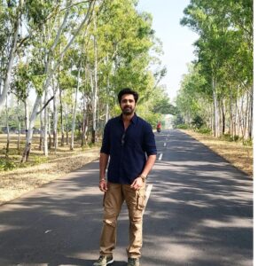 Avinash Sachdev Instagram - The most difficult and the most amazingly adventurous shoot of my life with mind blasting facts about earth and human evolution.  10 cities 2300 kms by road, featuring a new landscape everyday. Without the fun loving crew it wouldn't have been possible for all of us to survive this thrilling shoot, where we experienced surprises everyday specially in the remote areas. So my first ever experience in anchoring was indeed a special one, and thanks to madhyaprdesh tourism and geological survey of india where i could witness the story behind 'the big bang theory'. 
Waiting for this one to release soon... 😊🙏 #shukr
#madhyapradeshtourism #gsi #thebigbangtheory