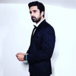 Avinash Sachdev Instagram – Feeling Bond 🖤

Styled by – @purvabansal5
Outfit by – @labelparampara
Photography by – @portraitdeewana
#avinashvijaysachdev #avs #classic #classispermanent #blacklove