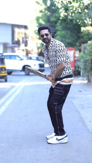 Avinash Sachdev Instagram - BTS! Love for cricket, between shots... 😎
Wardrobe : @powerlookofficial
#avinashvijaysachdev #avs #photoshoot #betweenshots #bts #cricketlover #cricketlife #msdians #msdhoni #lovemyjob #enjoylife #workhard #partyhard
