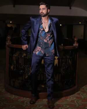 Avinash Sachdev Instagram - Gratitude ❤️
Strength 🖤
Awareness 🤎
Clarity🤍
Thats all i have for life.
#rabrakha🙏🙏🙏

Styled by @sitybymahakhirani 
Shirt by @addysformen
Blazer set by @mint.sew

📸 @portraitdeewana