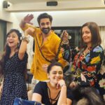 Avinash Sachdev Instagram - The consistent mad bond, results into happy bond! ♥️♥️🤗🤗 #friendsarefamily #truefriends #eliteclan #bbott2 #bond #forever ##avinashvijaysachdev #falaqnaaz #poojabhatt #bebikadhurve #chosenfamily #funtimes