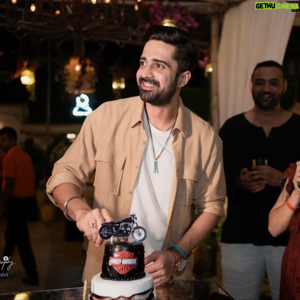 Avinash Sachdev Instagram - Thanks a ton for all the lovely wishes on my best birthday ever. Chatees rocked indeed... 😃🤗❤️ Thank you @zenabakes for my favorite #harleydavidsoncake 😍 📷: @sparsh.photography #bestbirthdayever #harleydavidson #cakedesign #truetrammtrunk #birthdaycelebration #bestfriends #friendsarefamily #lovelyambiance #loveyourself #bestgift