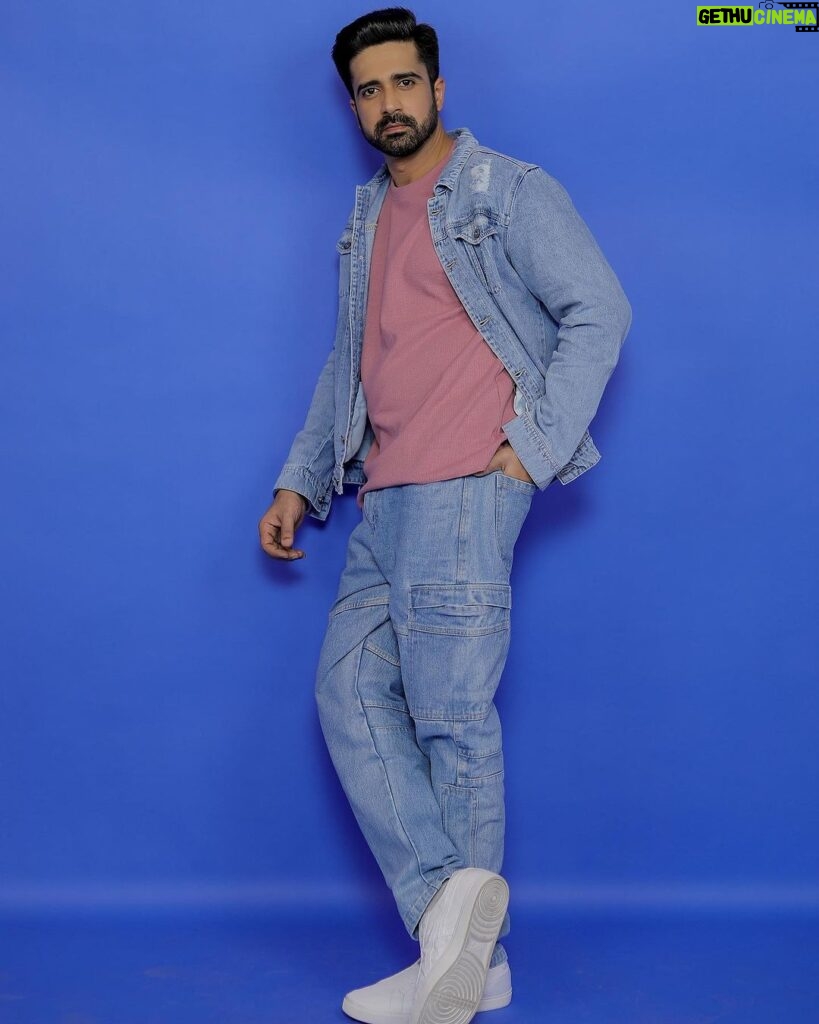 Avinash Sachdev Instagram - Tera dhyaan kidhar hai ? Humara Hero Idhar hai 😎❤️ Making a statement, one stylish outfit at a time 💜❤️ #AvinashSachdev #AvinashVijaySachdev #AVS #Sachkadev #Avinashinbiggboss #Avinashinbbott #Biggbossott #Avinashkipaltan #lionofthejungle