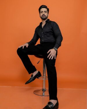 Avinash Sachdev Instagram - Dressed to impress, our #Herono1 in black suit redefine 'swag' ! Ready to steal hearts and the spotlight 🖤🎬

Styled by @tiara_gal @akansha.27 
Outfit by @mehboobsons
Shoes @warewood_shoemakers 
Assisted by @whatmanaaadoes
Make up and hair @manishmakeupartist

#AvinashSachdev #AvinashVijaySachdev #AVS #Sachkadev #Avinashinbiggboss #Avinashinbbott #Biggbossott #Avinashkipaltan #lionofthejungle