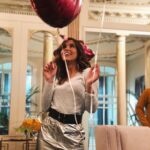 Ayşegül Çınar Instagram - Kendini soyutlayarak veya korkarak değil, cesaret ve hayallerle dimdik ayakta duran bizlerin bugünü kutlu olsun! 👑 #8martdünyakadınlargünümüzkutluolsun 🙌🏼