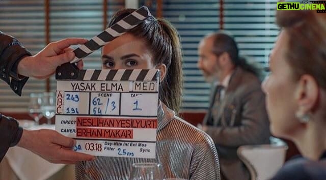 Ayşegül Çınar Instagram - #yasakelma#set ve @erhanmakar ✨