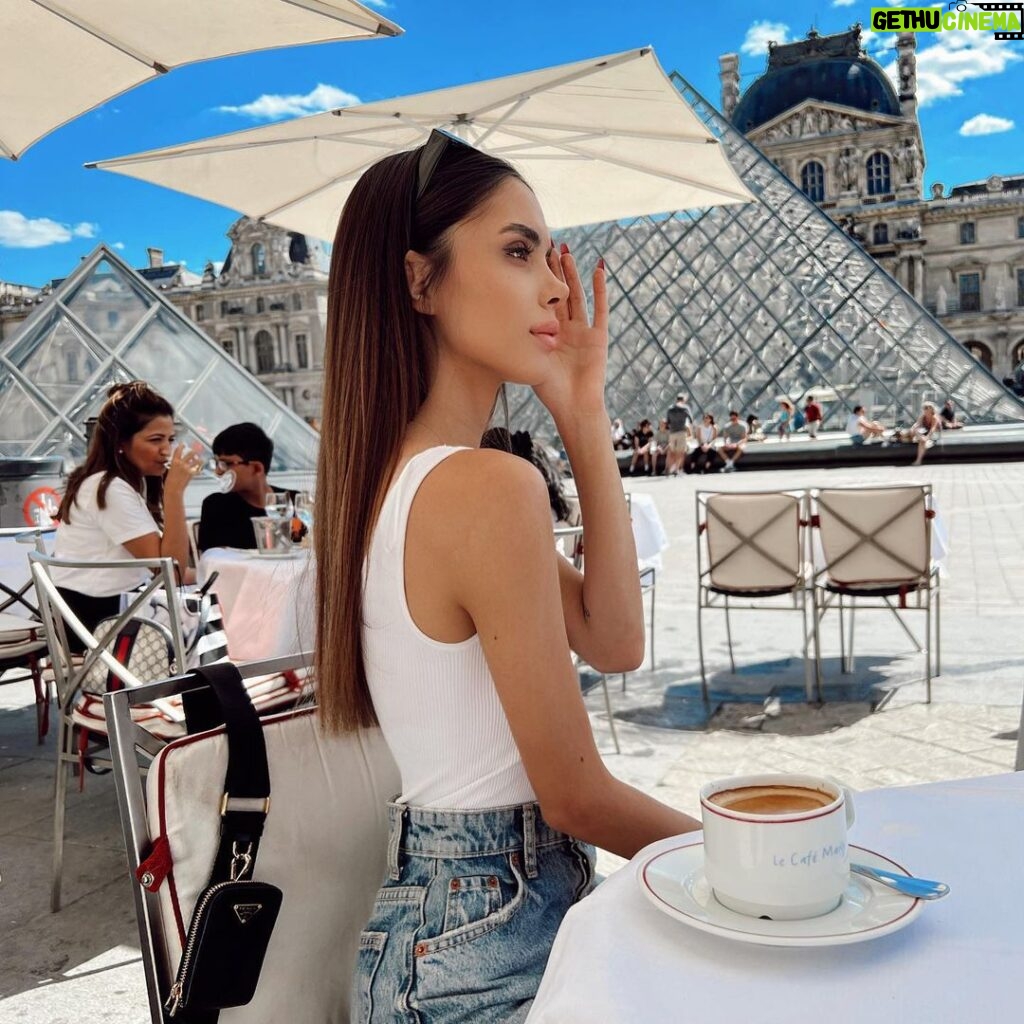 Ayşegül Çınar Instagram - 🤭 Louvre, Paris