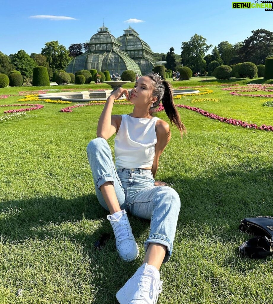 Ayşegül Çınar Instagram - “When a person lives a very happy life they become beautiful.” 🍀 Palmenhaus Schönbrunn