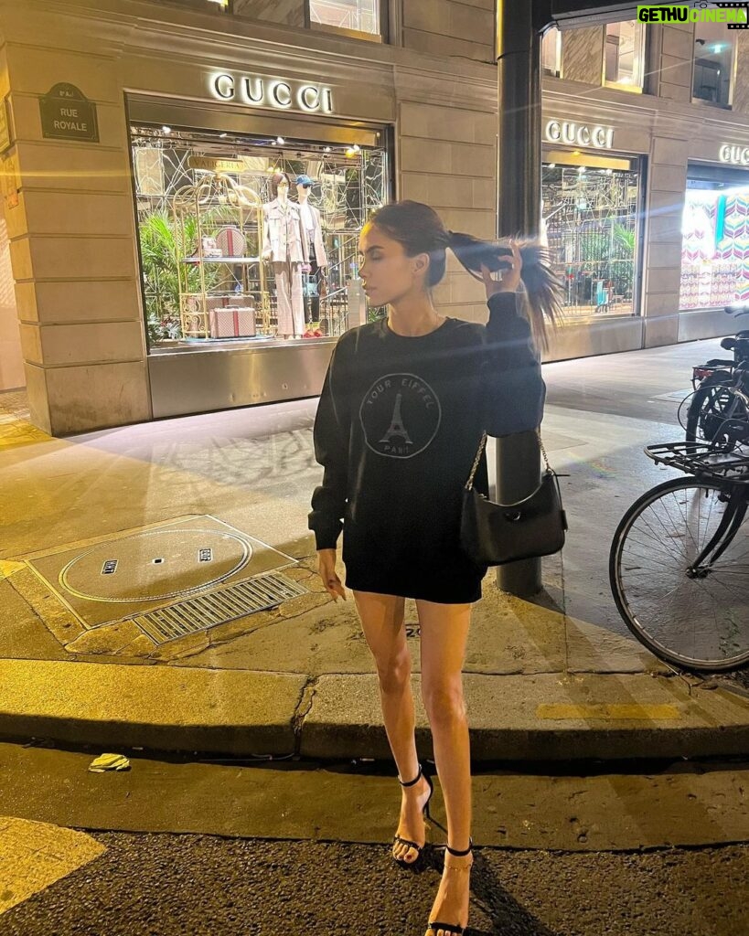 Ayşegül Çınar Instagram - Sabah eriyip aksam donmak 🫠 Paris