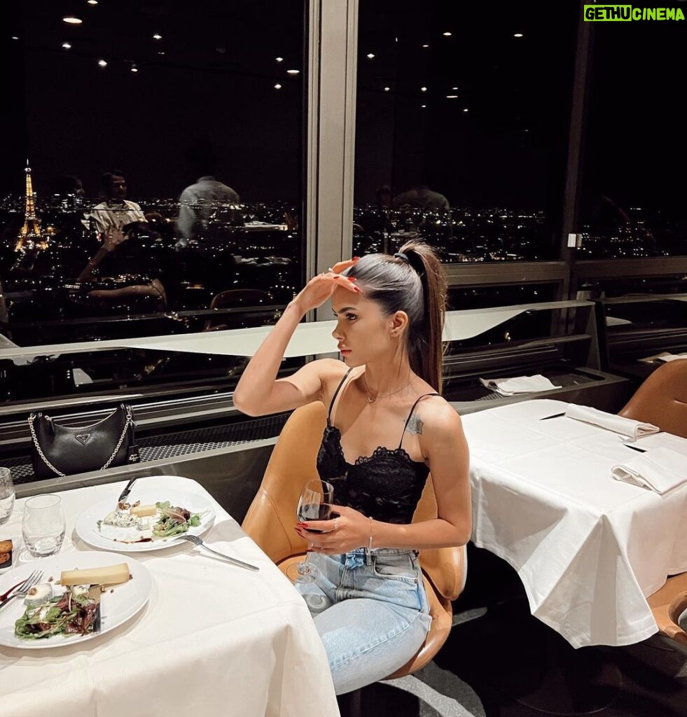 Ayşegül Çınar Instagram - 🇫🇷♥️ Ciel de Paris Restaurant
