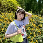 Ayuri Yoshinaga Instagram - アンケートで人気だったコーデ🌼 みんなちょっと女の子らしい服装がすきなのかしら🤔 tshirt : @mardi_mercredi_official bag: @standoil どっちも @musinsa_japan で買えるよ🌿‬ https://rb.gy/a0a1r https://rb.gy/tbx9x #musinsa #mardimercredi #standoil #오오티디 #오오티디룩 #일본 #pr