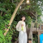 Ayuri Yoshinaga Instagram - アンケートで人気だったコーデ🌼 みんなちょっと女の子らしい服装がすきなのかしら🤔 tshirt : @mardi_mercredi_official bag: @standoil どっちも @musinsa_japan で買えるよ🌿‬ https://rb.gy/a0a1r https://rb.gy/tbx9x #musinsa #mardimercredi #standoil #오오티디 #오오티디룩 #일본 #pr
