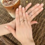 Ayuri Yoshinaga Instagram - ムーンリング🌙 @jossdrops_ と吉永のコラボリングだよ💍 もれなく吉永直筆メッセージカード付いてくる(内容は全部違うよ笑お楽しみに🫢) 金属アレルギーの方も安心して使えるし、汗に強いからこれからの季節に👍おそろしよう😌🤍 https://ac.entama.link/06S11b2c52922c24/cl/?bId=c683874K #jossdrops#金属アレルギー対応#evermetal #金属アレルギー対応アクセサリー#リング#指輪 #pr