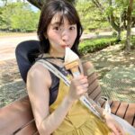 Ayuri Yoshinaga Instagram - 🌱‬🌿🍃 黄色ワンピース映えるね🐤 onepiece:stylemixer #自然 #森 #アウトドア #ワンピース #오오티디