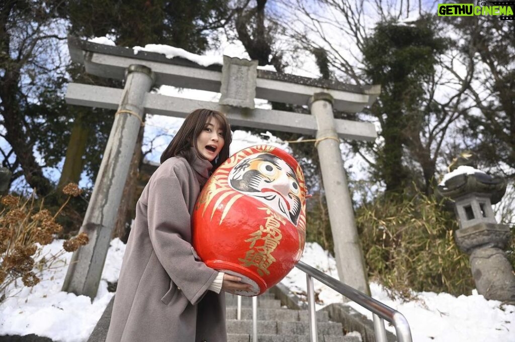 Ayuri Yoshinaga Instagram - 先週土曜日に、福島県白河市の伝統行事「白河だるま市」に参加しました。祈願だるまを奉納したり、餅まきをしたり、屋台など楽しみました！白河だるまは、「鶴亀松竹梅」があしらわれた福々しい顔が特徴だそうです。祈願だるまで、皆さんにも福が届きますように！ #福島 #白河 #だるま市