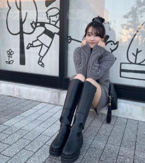 Ayuri Yoshinaga Instagram - お久しぶり🤍

12月から徐々にお仕事初めてます！
心配下さった皆さん！吉永は元気です！ありがとうございました🥲💜

これからは無理せず吉永らしく前進していきます🔥

ロングブーツ: @amail_official