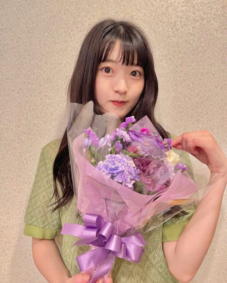 Ayuri Yoshinaga Instagram - ドラ恋同窓会SP第1弾！ ありがとうございました🫶 みんなキャラ濃いな〜って改めて感じた回だったよね😂 次週もよろしくお願いします！ ちなみにお花はイベントで頂いた花なんだけど、めっちゃパープルでふぁぁぁ！ってなった💜感謝です🙏