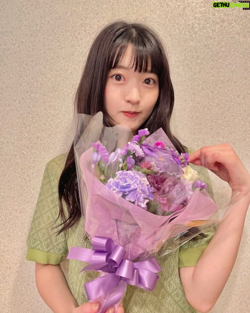 Ayuri Yoshinaga Instagram - ドラ恋同窓会SP第1弾！ ありがとうございました🫶 みんなキャラ濃いな〜って改めて感じた回だったよね😂 次週もよろしくお願いします！ ちなみにお花はイベントで頂いた花なんだけど、めっちゃパープルでふぁぁぁ！ってなった💜感謝です🙏