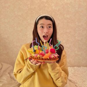 Ayuri Yoshinaga Instagram - 25歳になりました！！！！

おめでとうメッセージ既にたくさんの方から来ててとても嬉しいです！ありがとう💜💜💜💜💜

これからも私らしく心も体も健康に過ごしていきます🫰🏻💐