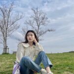 Ayuri Yoshinaga Instagram - テーマ "歌番組の収録に向かう際、記者達に撮られるkpopアイドルの私服" 細すぎて伝わらないかな、、 ブラウスもデニムも @eclat_selectshop97 だよ🤫 気分は韓ドラのヒロイン♪ 気分だけね、、、🥲 #오오티디