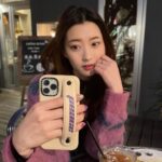 Ayuri Yoshinaga Instagram - CASETiFYのハンドベルトケース💜 ベルトがあるタイプ初めて使うけど安定するからすごく便利！ 色とか文字とか自分でカスタムできるから嬉しい！！もちろんパープル💜 今、色々と大変なご時世だから平和を願って"peace"を入れたよ☮️ プロモコード 【15AYURI】 を使用すると15%offだから ぜひ、チェックしてみてね😌 @casetify_jp #casetify #Shouyourcolor #アユリフォン