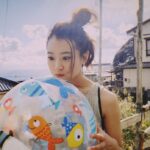 Ayuri Yoshinaga Instagram - お知らせ moondrop @moondrop_official さんの 『寝ても覚めても』 MVに出させて頂きました！ ちなみに、撮影は真冬です。とても寒かったです。 みんなの努力と熱い気持ちが詰まっていて、とても素敵なMVになっているので、ぜひ!!