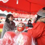 Ayuri Yoshinaga Instagram - 先週土曜日に、福島県白河市の伝統行事「白河だるま市」に参加しました。祈願だるまを奉納したり、餅まきをしたり、屋台など楽しみました！白河だるまは、「鶴亀松竹梅」があしらわれた福々しい顔が特徴だそうです。祈願だるまで、皆さんにも福が届きますように！ #福島 #白河 #だるま市