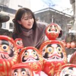 Ayuri Yoshinaga Instagram - 先週土曜日に、福島県白河市の伝統行事「白河だるま市」に参加しました。祈願だるまを奉納したり、餅まきをしたり、屋台など楽しみました！白河だるまは、「鶴亀松竹梅」があしらわれた福々しい顔が特徴だそうです。祈願だるまで、皆さんにも福が届きますように！ #福島 #白河 #だるま市