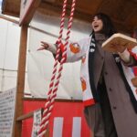 Ayuri Yoshinaga Instagram - 先週土曜日に、福島県白河市の伝統行事「白河だるま市」に参加しました。祈願だるまを奉納したり、餅まきをしたり、屋台など楽しみました！白河だるまは、「鶴亀松竹梅」があしらわれた福々しい顔が特徴だそうです。祈願だるまで、皆さんにも福が届きますように！ #福島 #白河 #だるま市
