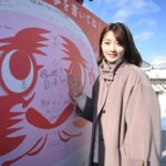 Ayuri Yoshinaga Instagram - 先週土曜日に、福島県白河市の伝統行事「白河だるま市」に参加しました。祈願だるまを奉納したり、餅まきをしたり、屋台など楽しみました！白河だるまは、「鶴亀松竹梅」があしらわれた福々しい顔が特徴だそうです。祈願だるまで、皆さんにも福が届きますように！ #福島 #白河 #だるま市