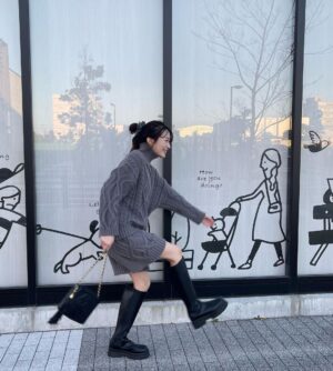 Ayuri Yoshinaga Instagram - お久しぶり🤍

12月から徐々にお仕事初めてます！
心配下さった皆さん！吉永は元気です！ありがとうございました🥲💜

これからは無理せず吉永らしく前進していきます🔥

ロングブーツ: @amail_official