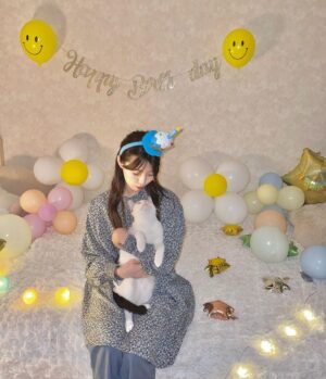 Ayuri Yoshinaga Instagram - 誕生日です！
嘘です、友達の誕生日でした！

装飾かわいくできた🪄🫧

から、写真撮ったらお祝いされる側みたいになった🤫

#🐱