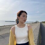 Ayuri Yoshinaga Instagram - UNIQLOのブラトップを着まわし🤍 エアリズムコットンリブブラタンクトップとアメリカンスリーブクロップドブラタンクトップはトップス見えするから何にでも合わせやすい🫰🏻🫧 私はパンツスタイルとスカートスタイルどっちにも合わせてみた！ ブラ紐問題気にしなくて済むからありがたいよね、、🙏 エアリズムブラキャミソールは着心地がとても良いからおうちでよく着てるよ🤫 この時期だからカーディガンやシャツを羽織って合わせてみた😌🤍ちゃんとパープル入ってるの気づいた？💜 みんなはどうやって着こなす？教えてほしいな💐 着用アイテム 1枚目 エアリズムコットンリブタンクトップ プレミアムリネンシャツ（長袖） ストレートハイライズジーンズ 2枚目 アメリカンスリーブクロップドブラタンクトップ ライトＶネックカーディガン（長袖） ストレッチコットンブレンド サーキュラースカート（丈標準80.5～84.5cm） 3枚目 エアリズムブラキャミソール コットンストライプロングシャツ スウェットパンツ @uniqlo_with @uniqlo_jp #ユニクロ #ブラトップ #ユニクロ購入品 #春コーデ