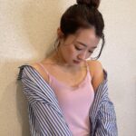 Ayuri Yoshinaga Instagram - UNIQLOのブラトップを着まわし🤍 エアリズムコットンリブブラタンクトップとアメリカンスリーブクロップドブラタンクトップはトップス見えするから何にでも合わせやすい🫰🏻🫧 私はパンツスタイルとスカートスタイルどっちにも合わせてみた！ ブラ紐問題気にしなくて済むからありがたいよね、、🙏 エアリズムブラキャミソールは着心地がとても良いからおうちでよく着てるよ🤫 この時期だからカーディガンやシャツを羽織って合わせてみた😌🤍ちゃんとパープル入ってるの気づいた？💜 みんなはどうやって着こなす？教えてほしいな💐 着用アイテム 1枚目 エアリズムコットンリブタンクトップ プレミアムリネンシャツ（長袖） ストレートハイライズジーンズ 2枚目 アメリカンスリーブクロップドブラタンクトップ ライトＶネックカーディガン（長袖） ストレッチコットンブレンド サーキュラースカート（丈標準80.5～84.5cm） 3枚目 エアリズムブラキャミソール コットンストライプロングシャツ スウェットパンツ @uniqlo_with @uniqlo_jp #ユニクロ #ブラトップ #ユニクロ購入品 #春コーデ