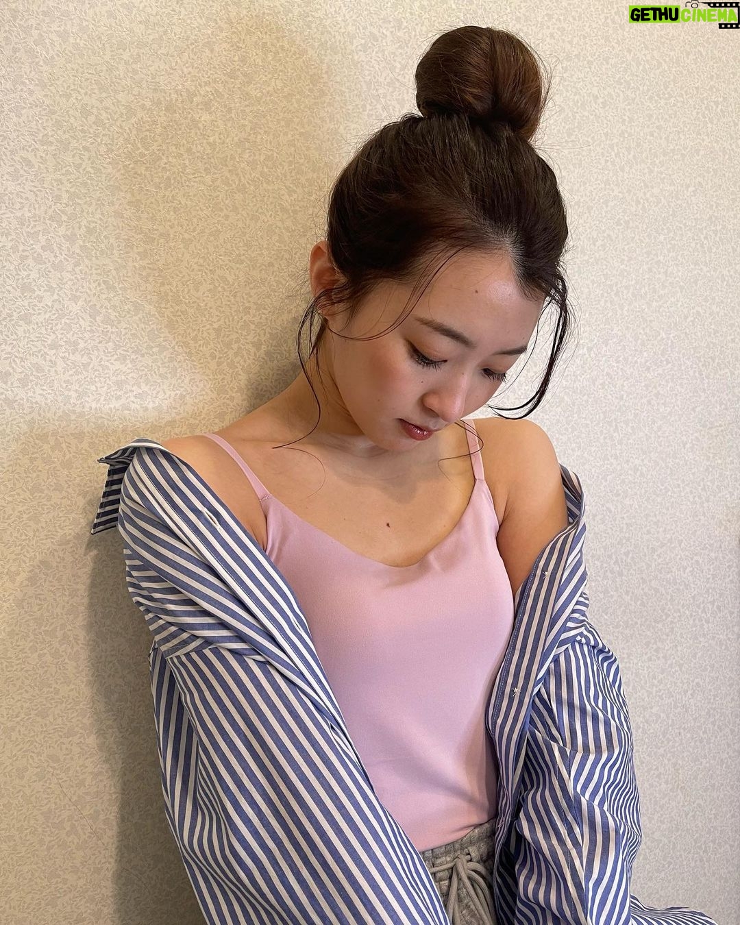 Ayuri Yoshinaga - 6.5K Likes - UNIQLOのブラトップを着まわし🤍
エアリズムコットンリブブラタンクトップとアメリカンスリーブクロップドブラタンクトップはトップス見えするから何にでも合わせやすい🫰🏻🫧
私はパンツスタイルとスカートスタイルどっちにも合わせてみた!
ブラ紐問題気にしなくて済むからありがたいよね、、🙏
エアリズムブラキャミソールは着心地がとても良いからおうちでよく着てるよ🤫
この時期だからカーディガンやシャツを羽織って合わせてみた😌🤍ちゃんとパープル入ってるの気づいた?💜
みんなはどうやって着こなす?教えてほしいな💐
着用アイテム
1枚目
エアリズムコットンリブタンクトップ
プレミアムリネンシャツ(長袖)
ストレートハイライズジーンズ
2枚目
アメリカンスリーブクロップドブラタンクトップ
ライトVネックカーディガン(長袖)
ストレッチコットンブレンド サーキュラースカート(丈標準80.5~84.5cm)
3枚目
エアリズムブラキャミソール
コットンストライプロングシャツ
スウェットパンツ
@uniqlo_with
@uniqlo_jp
#ユニクロ
#ブラトップ
#ユニクロ購入品
#春コーデ