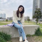 Ayuri Yoshinaga Instagram - テーマ "歌番組の収録に向かう際、記者達に撮られるkpopアイドルの私服" 細すぎて伝わらないかな、、 ブラウスもデニムも @eclat_selectshop97 だよ🤫 気分は韓ドラのヒロイン♪ 気分だけね、、、🥲 #오오티디