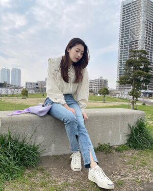Ayuri Yoshinaga Instagram - テーマ
"歌番組の収録に向かう際、記者達に撮られるkpopアイドルの私服"

 細すぎて伝わらないかな、、

ブラウスもデニムも
@eclat_selectshop97 
だよ🤫

気分は韓ドラのヒロイン♪
気分だけね、、、🥲

 #오오티디