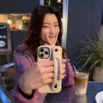 Ayuri Yoshinaga Instagram - CASETiFYのハンドベルトケース💜 ベルトがあるタイプ初めて使うけど安定するからすごく便利！ 色とか文字とか自分でカスタムできるから嬉しい！！もちろんパープル💜 今、色々と大変なご時世だから平和を願って"peace"を入れたよ☮️ プロモコード 【15AYURI】 を使用すると15%offだから ぜひ、チェックしてみてね😌 @casetify_jp #casetify #Shouyourcolor #アユリフォン