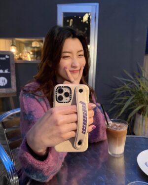 Ayuri Yoshinaga Instagram - CASETiFYのハンドベルトケース💜

ベルトがあるタイプ初めて使うけど安定するからすごく便利！

色とか文字とか自分でカスタムできるから嬉しい！！もちろんパープル💜

今、色々と大変なご時世だから平和を願って"peace"を入れたよ☮️

プロモコード 【15AYURI】
を使用すると15%offだから
ぜひ、チェックしてみてね😌

@casetify_jp 
#casetify 
#Shouyourcolor
 #アユリフォン