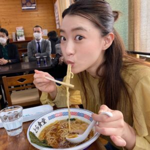 Ayuri Yoshinaga Instagram - .
福島県白河市のPR広告と
動画に出演してます！

読売新聞本日の朝刊にも
掲載されてるよ〜！

魅力いっぱいの白河市！
ぜひ、チェックしてみてね！

ちなみに、写真は
仕事関係無しに心から白河を楽しんじゃってる吉永です。

#白河 
#白河ラーメン 
#だるまランド