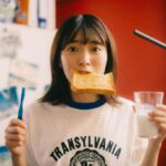 Ayuri Yoshinaga Instagram - @thisislastband さんの『恋愛凡人は踊らない』MVに出演させていただきました！ POPで可愛い仕上がりになってます🫧 ぜひ、聴いて見てみてね！ #thisislast #恋愛凡人は踊らない