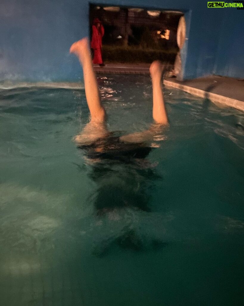 Ayuri Yoshinaga Instagram - 竜宮城の温水プールに入りました。 最後の写真オカンの足なんだけど、後ろに写ってるのって人なのかなぁ、、、人だったらごめんなさい！！！！