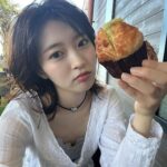 Ayuri Yoshinaga Instagram - 風強かった🙃 何味のパンでしょう💭 当たったら凄い👏 #散歩 #海 #古着 #오오티디