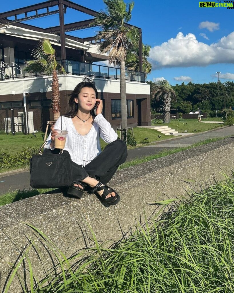 Ayuri Yoshinaga Instagram - 風強かった🙃 何味のパンでしょう💭 当たったら凄い👏 #散歩 #海 #古着 #오오티디