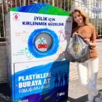 Bade Işcil Instagram - Doğamız, çocuklarımız ve iyilik için değerli bir hareketin parçası olup Türkiye’nin bir şehrinde oyun parkı olmayan çocukların yüzlerini güldürmek ister misiniz? Hem de sadece evlerimizdeki plastikleri ayrıştırarak… OMO’nun yeni projesi İyilik için Kirlenmek Güzeldir de tam olarak bunu amaçlıyor: Plastikleri atığa değil, çocuklar için oyun parkına dönüştürmeyi... OMO İyilik için Kirlenmek Güzeldir Geri Dönüşüm Kutuları, Beykoz, Üsküdar ve Ümraniye belediyelerinde bulunan ilk ve orta okulları önünde iyilik hareketini yaymamızı bekliyor. Hem çocukları gülümsetmek hem de dünyamızı korumak için arkadaşım @canbonomo ‘yu da iyilik hareketine katılmaya davet ediyor, #DeğişimSensizOlmaz diyorum. #DeğişimSensizOlmaz @omoturkiye #işbirliği