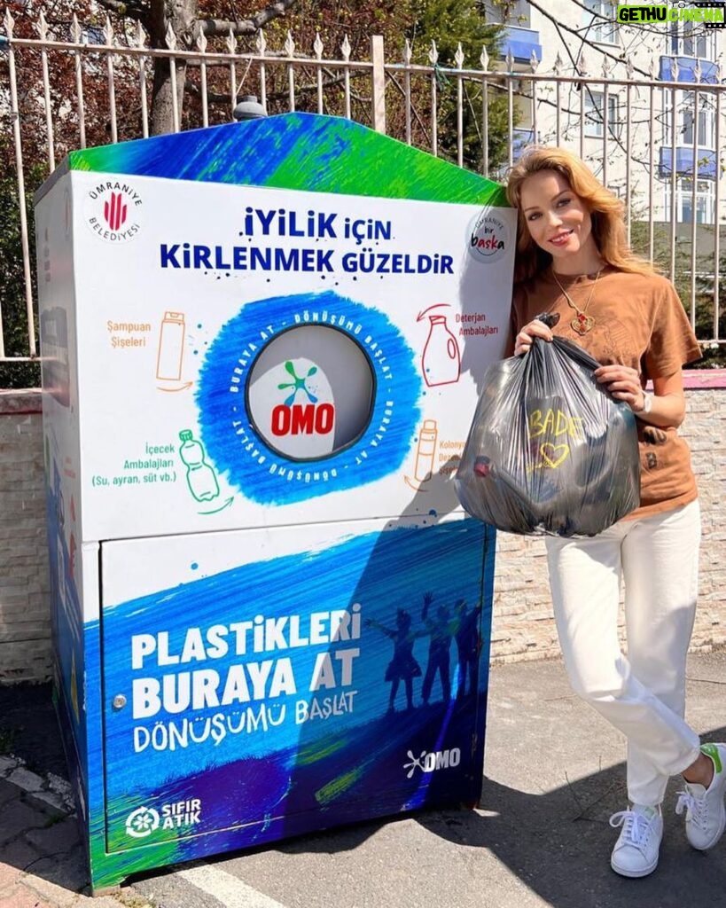 Bade Işcil Instagram - Doğamız, çocuklarımız ve iyilik için değerli bir hareketin parçası olup Türkiye’nin bir şehrinde oyun parkı olmayan çocukların yüzlerini güldürmek ister misiniz? Hem de sadece evlerimizdeki plastikleri ayrıştırarak… OMO’nun yeni projesi İyilik için Kirlenmek Güzeldir de tam olarak bunu amaçlıyor: Plastikleri atığa değil, çocuklar için oyun parkına dönüştürmeyi... OMO İyilik için Kirlenmek Güzeldir Geri Dönüşüm Kutuları, Beykoz, Üsküdar ve Ümraniye belediyelerinde bulunan ilk ve orta okulları önünde iyilik hareketini yaymamızı bekliyor. Hem çocukları gülümsetmek hem de dünyamızı korumak için arkadaşım @canbonomo ‘yu da iyilik hareketine katılmaya davet ediyor, #DeğişimSensizOlmaz diyorum. #DeğişimSensizOlmaz @omoturkiye #işbirliği