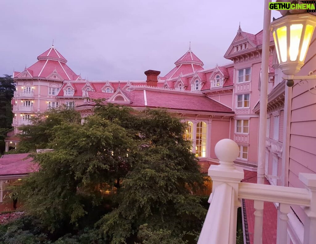 Bade Işcil Instagram - Disneyland Hotel